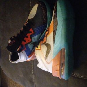 Labron James tune squad nikes